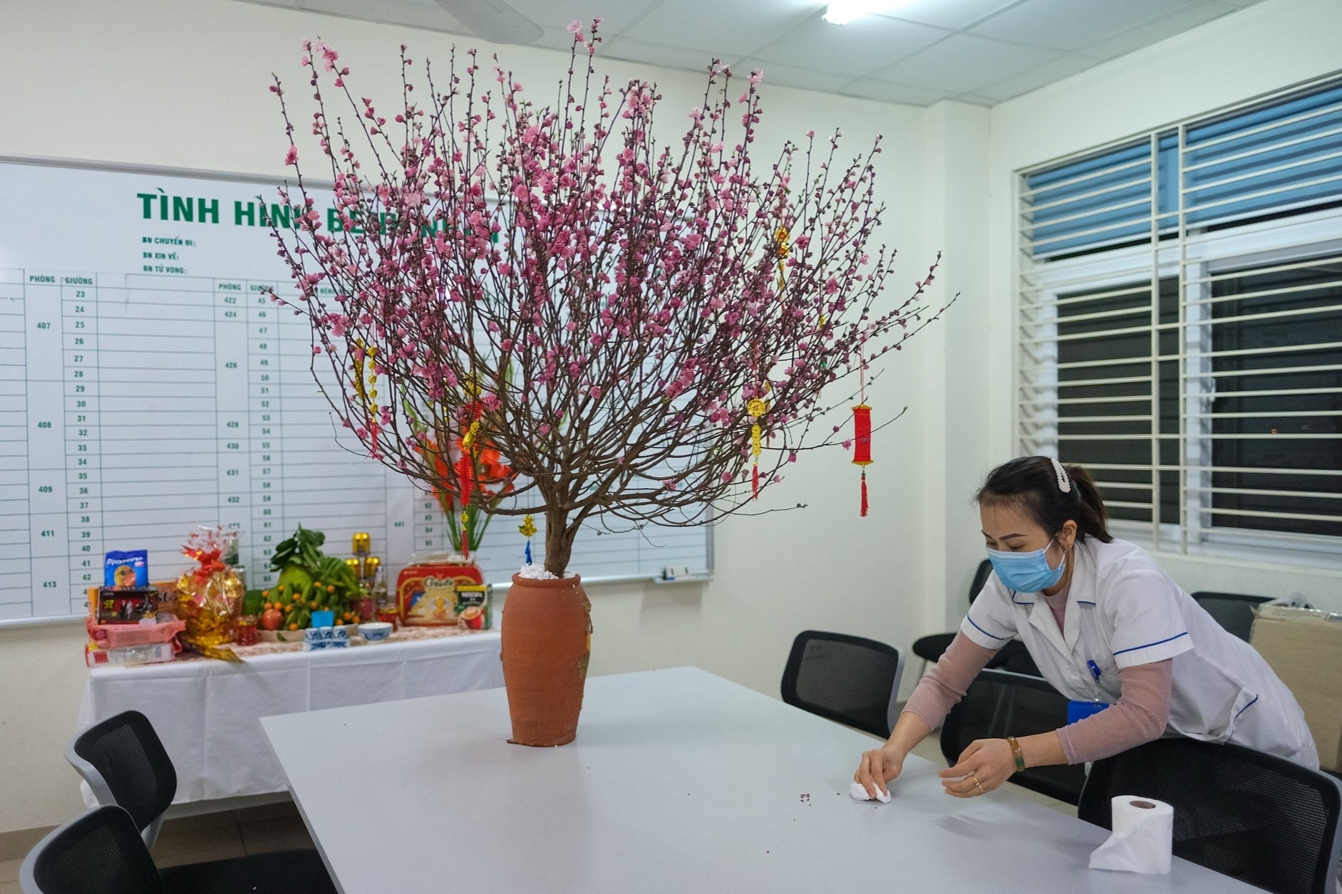 Dem giao thua tai noi dieu tri benh nhan Covid-19 hinh anh