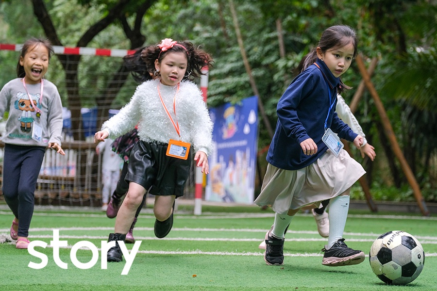 Ngay dau tro lai truong sau Tet cua be gai lop 2 hinh anh