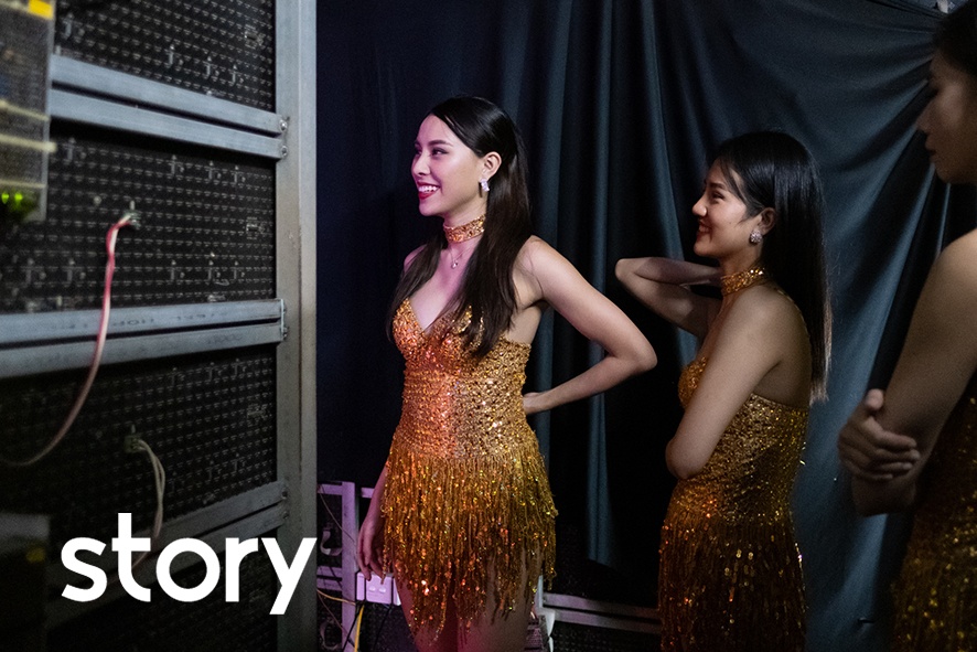 Cuoc song ngay va dem cua mot nu vu cong hinh anh