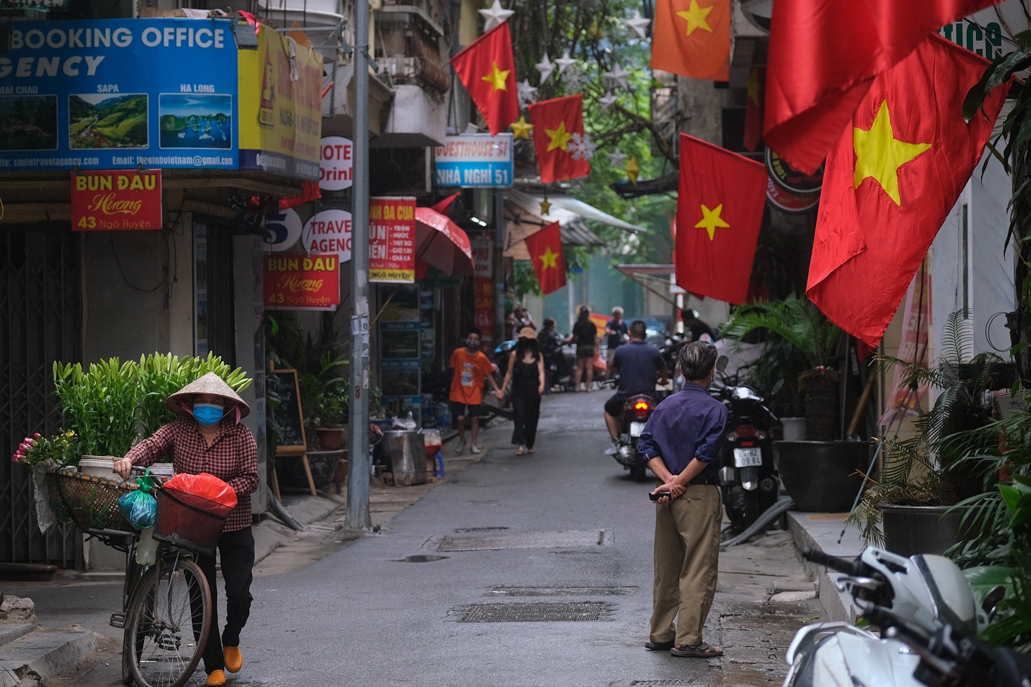 Duong pho Ha Noi binh yen, khong canh bon chen ngay nghi le hinh anh