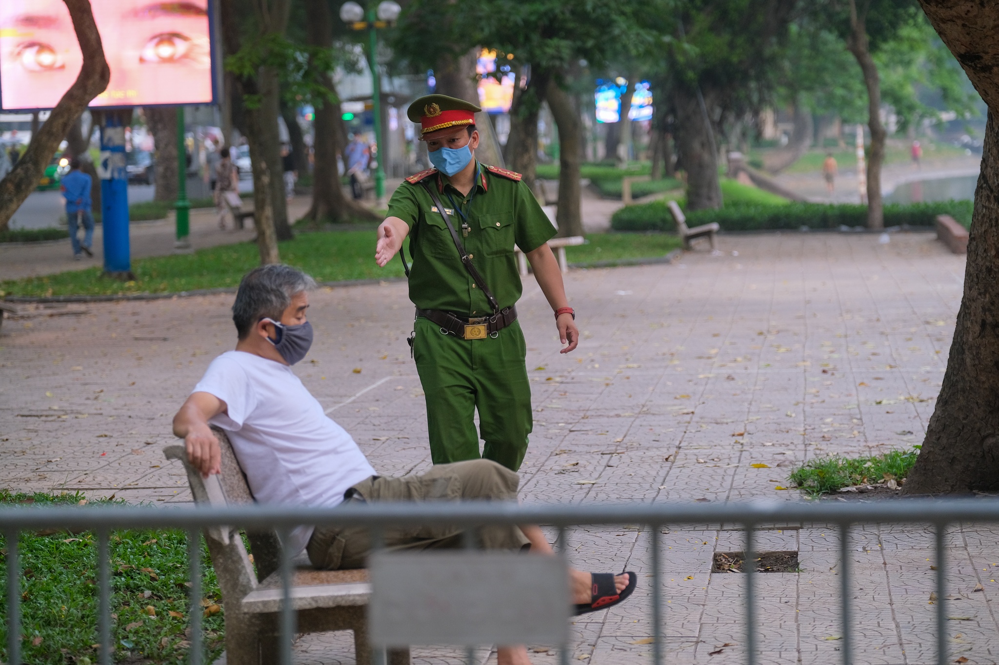 guoi dan khong deo khau trang khieu vu anh 7