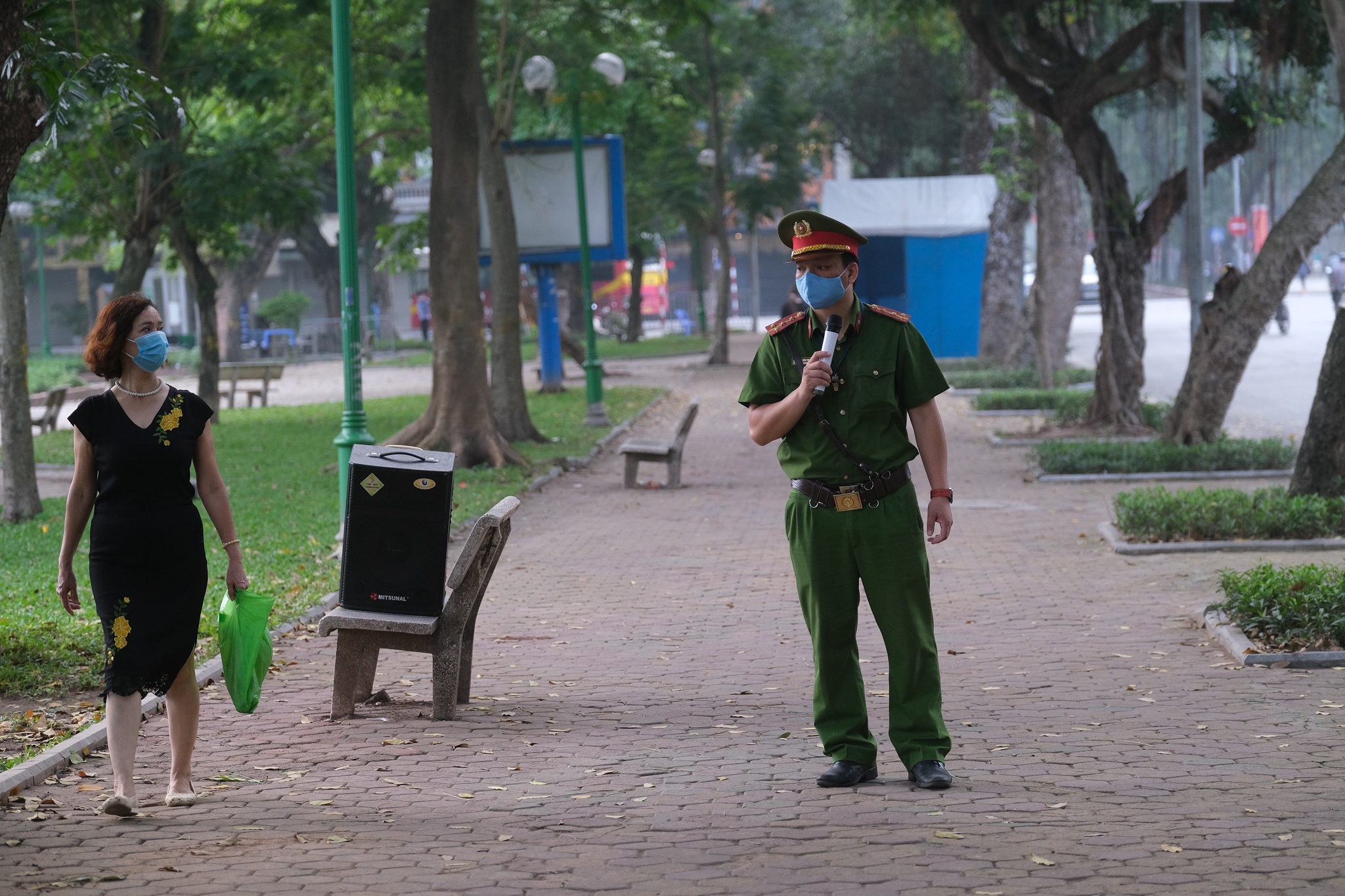 guoi dan khong deo khau trang khieu vu anh 6