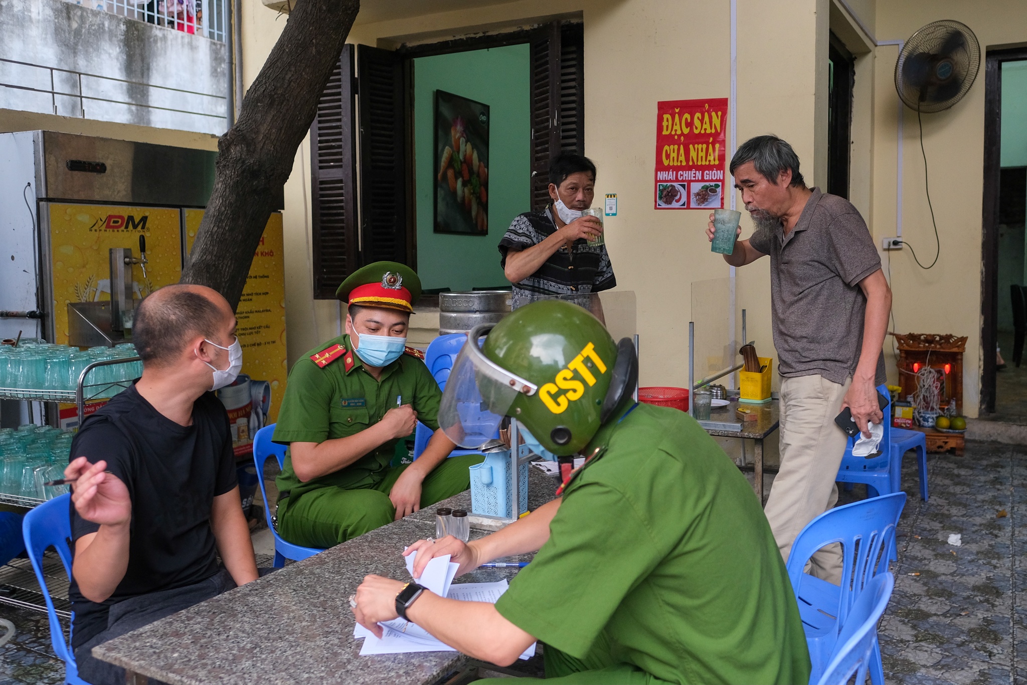 Quan bia hoi van hoat dong sau lenh cam anh 1