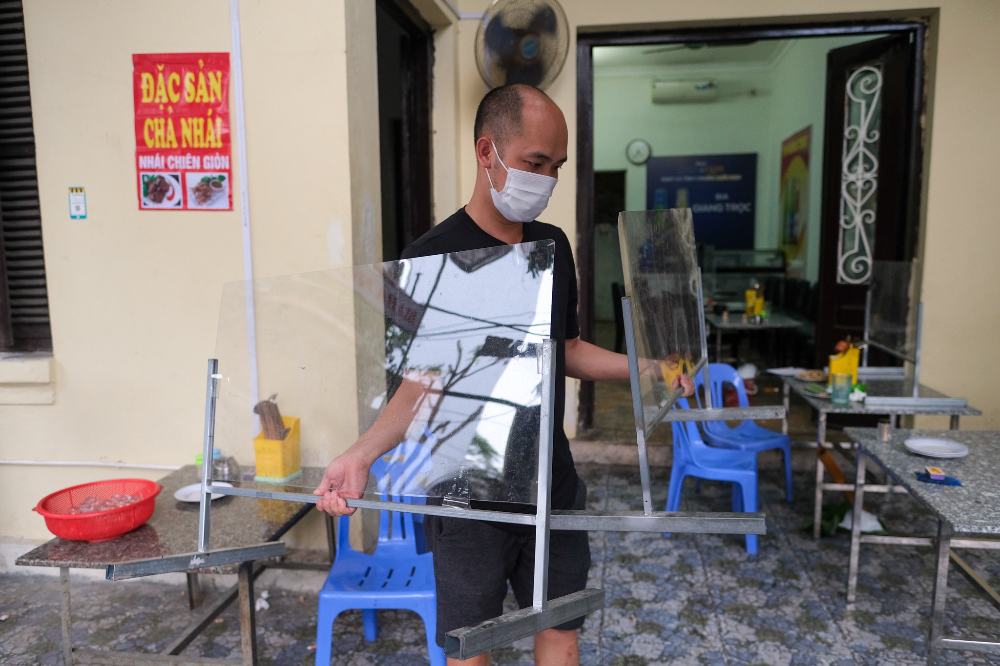 Quan bia hoi van hoat dong sau lenh cam anh 2