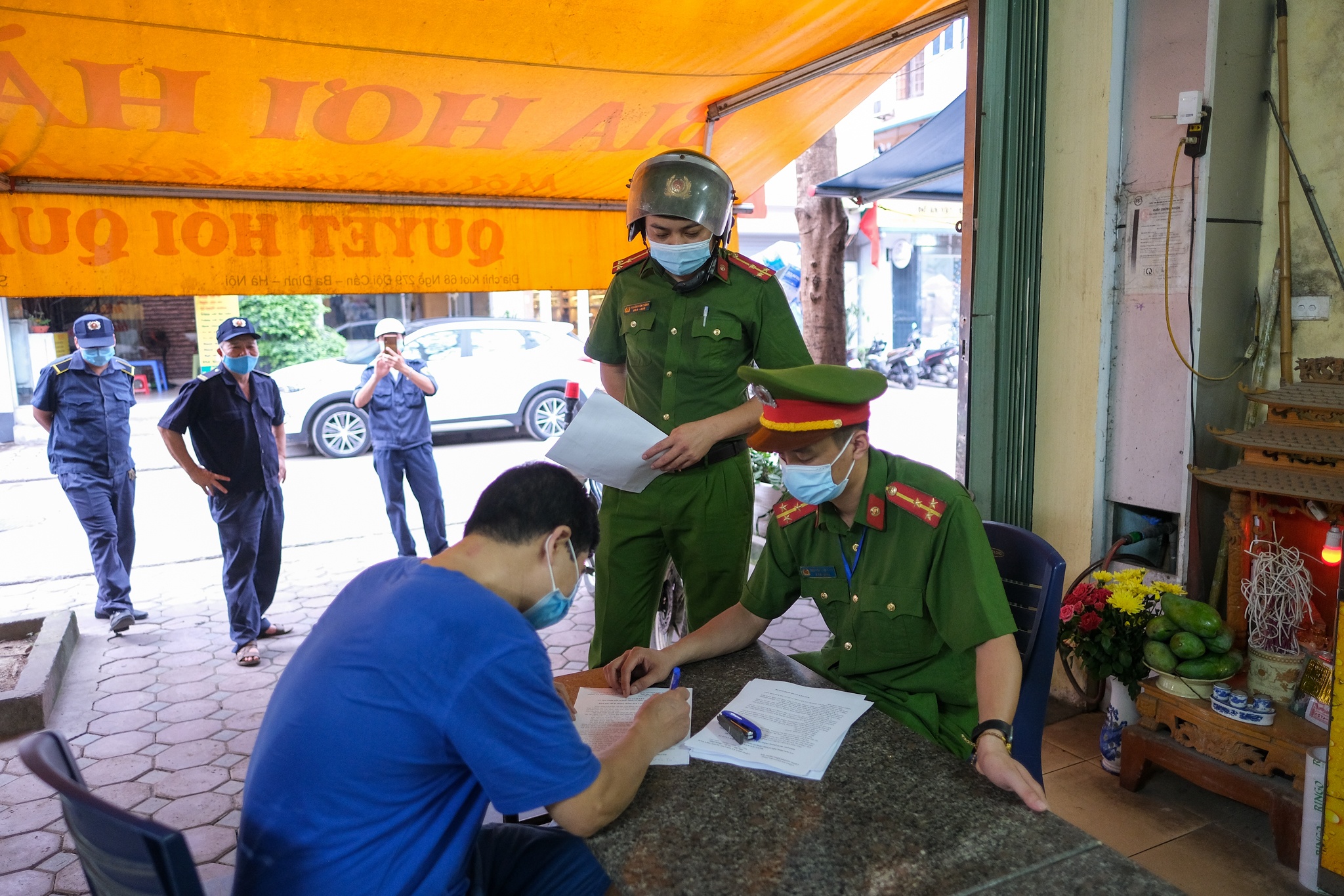 Quan bia hoi van hoat dong sau lenh cam anh 3