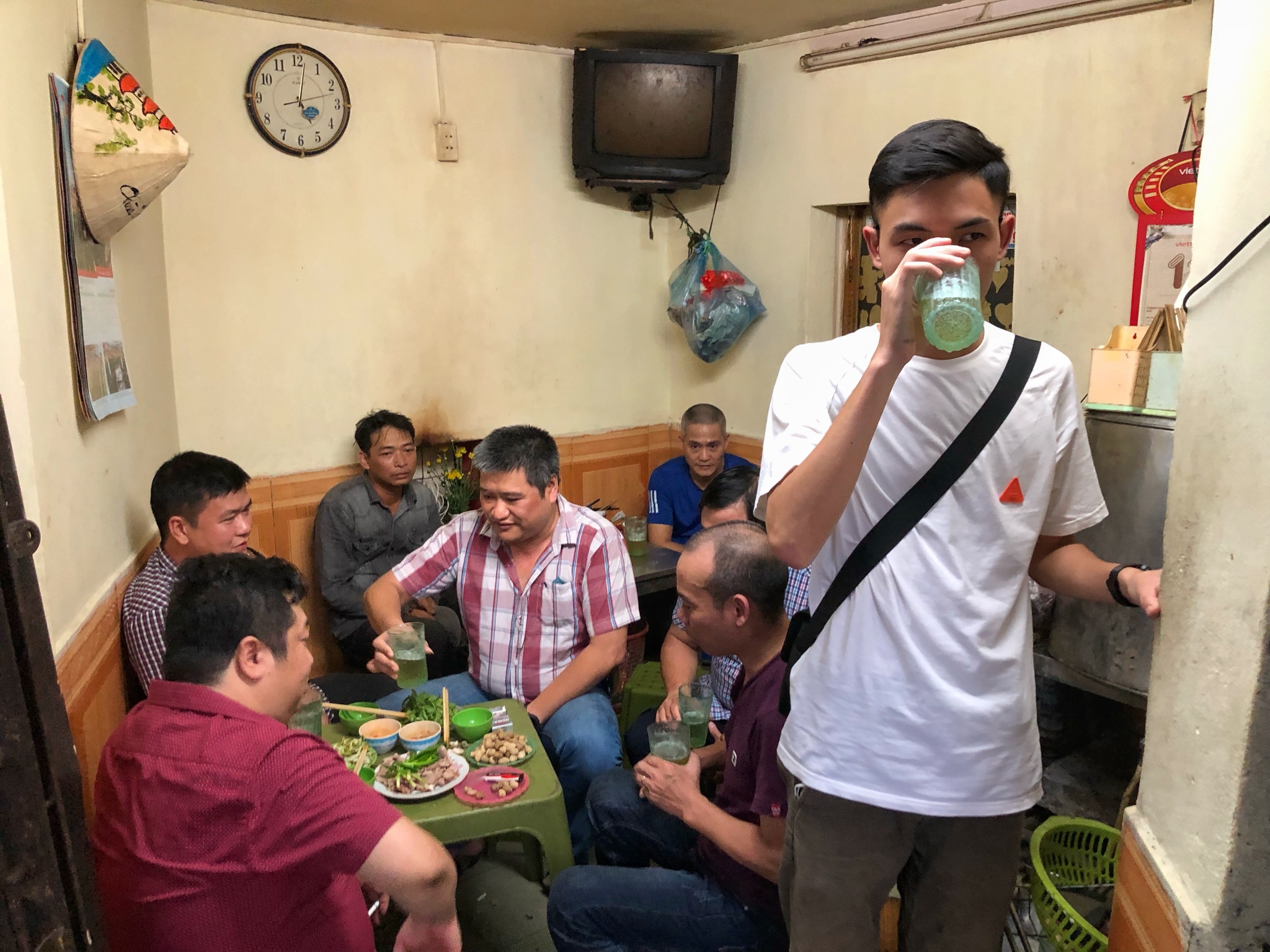 Quan bia hoi van hoat dong sau lenh cam anh 5