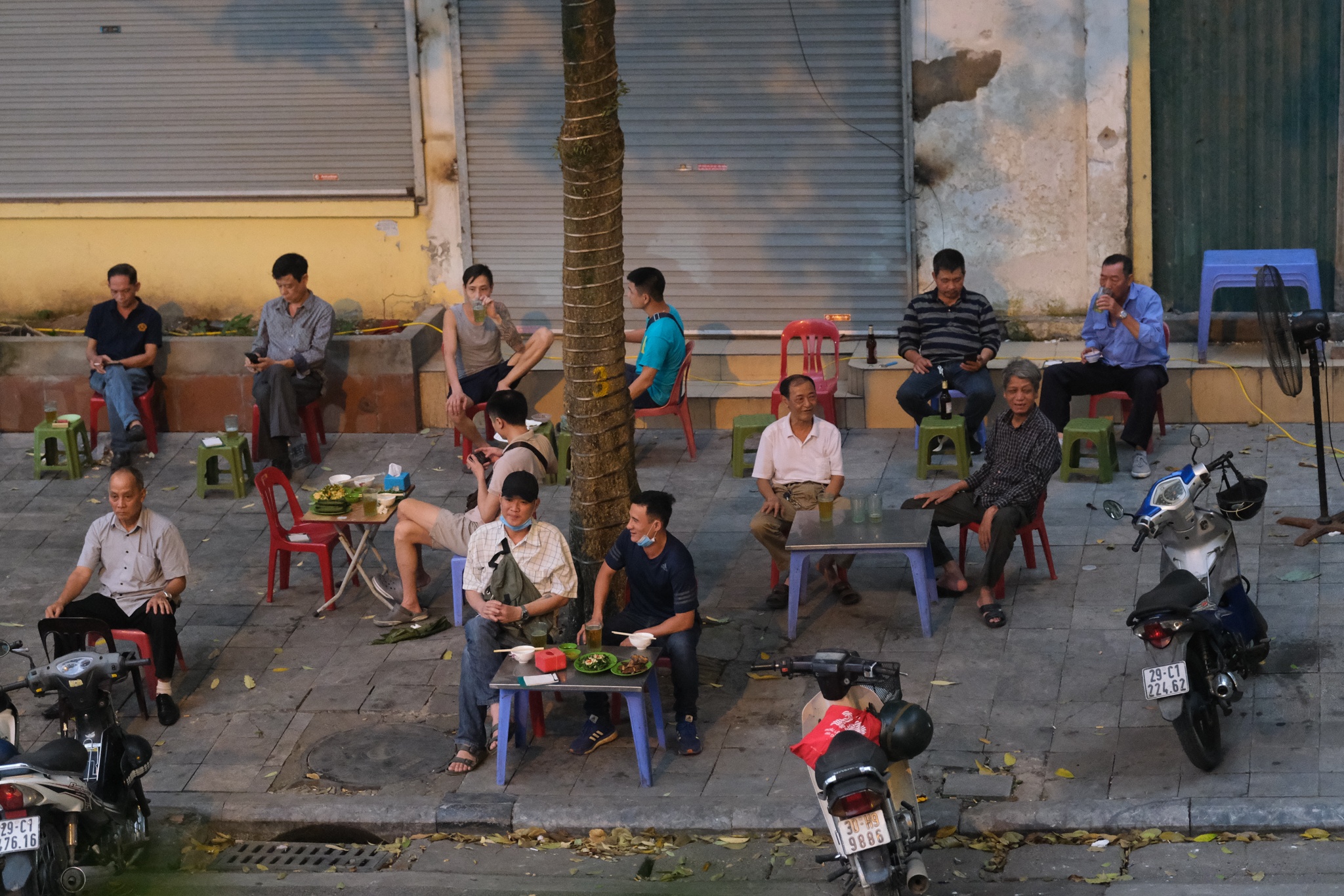 Quan bia hoi van hoat dong sau lenh cam anh 7