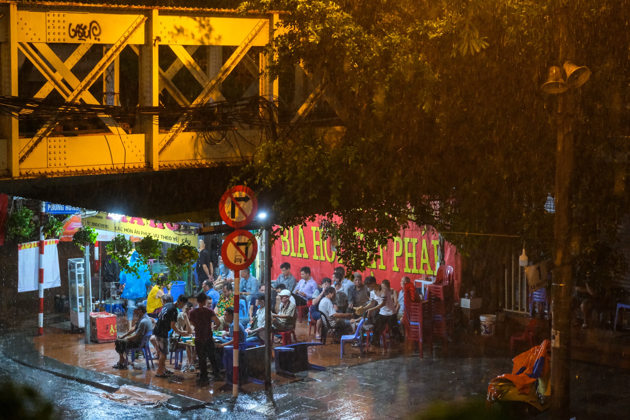 Quan bia hoi van hoat dong sau lenh cam anh 8