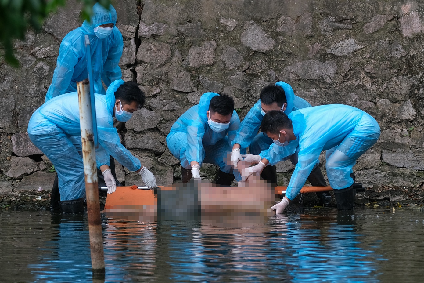 Thi the nguoi dan ong noi tren mat ho hinh anh