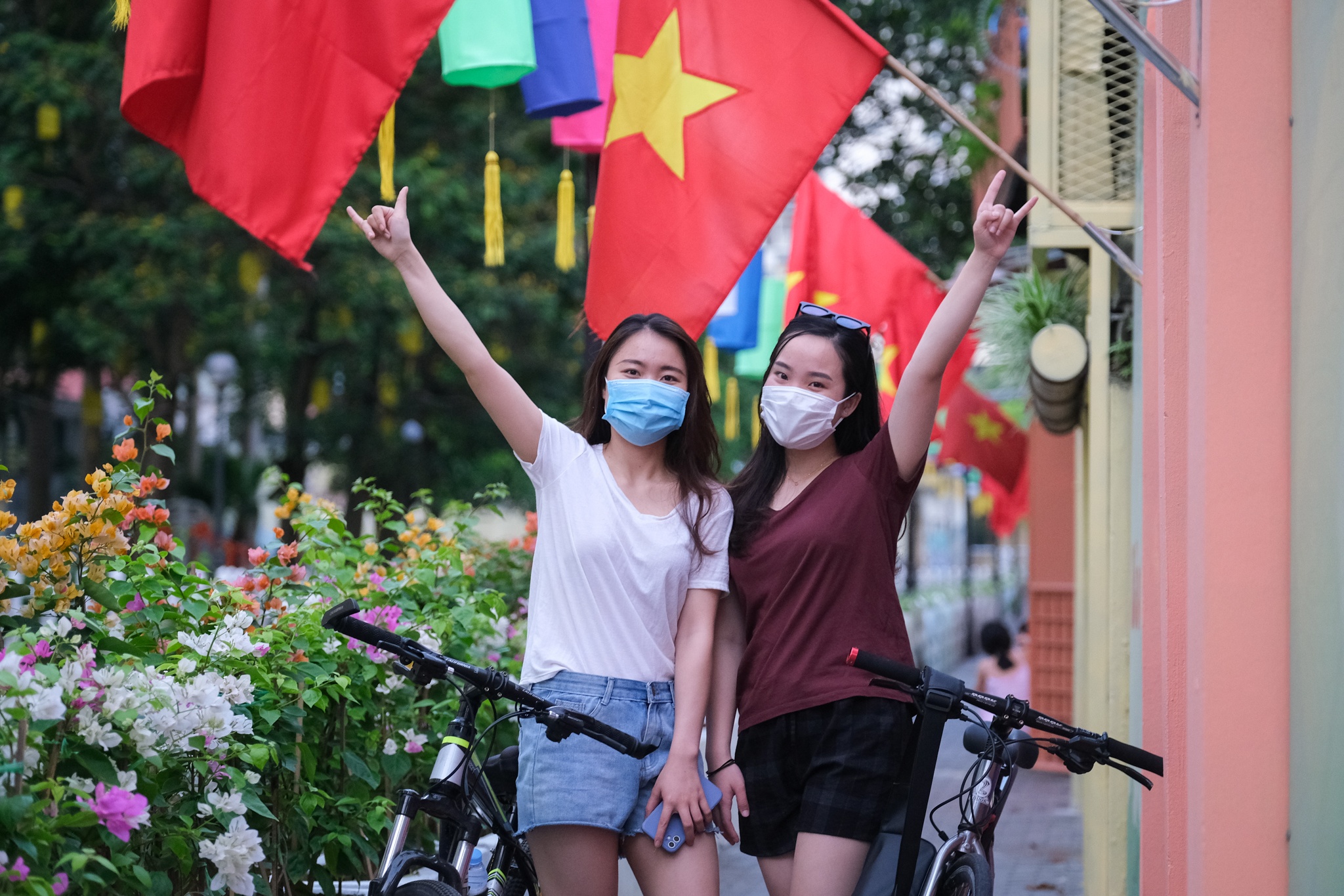 Diem den o nhiem duoc thay ao moi ruc ro sac mau hinh anh