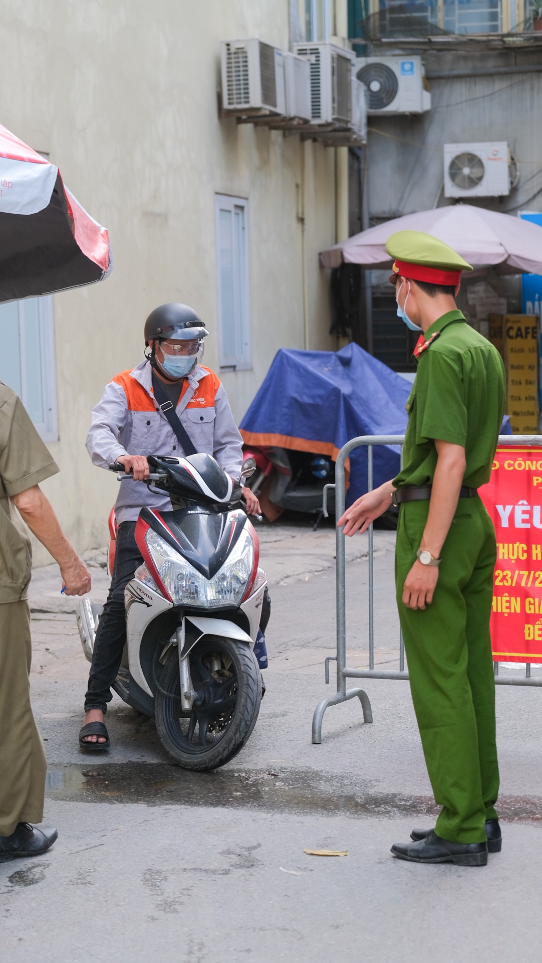 Shipper vượt hàng chục chốt kiểm dịch ảnh 16 Shipper vuot hang chuc chot kiem dich anh 16