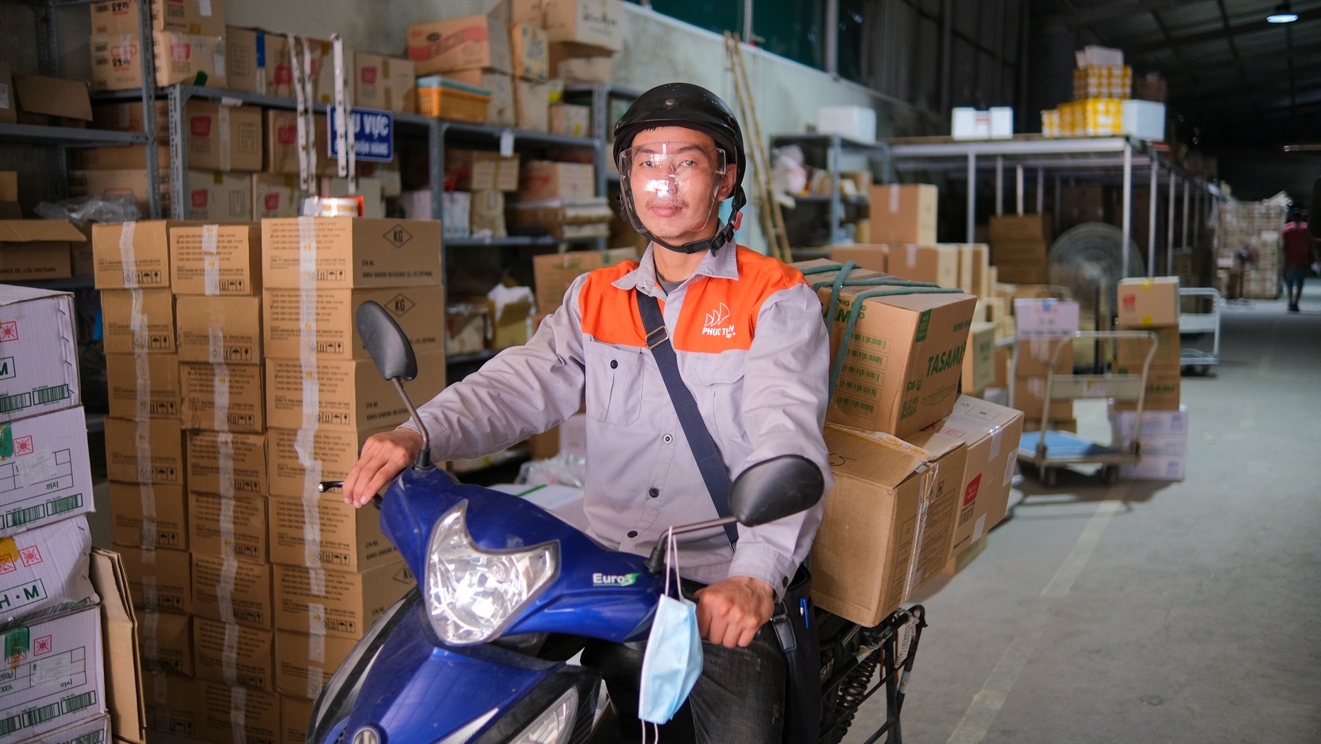 Shipper vượt hàng chục chốt kiểm dịch ảnh 1 Shipper vuot hang chuc chot kiem dich anh 1