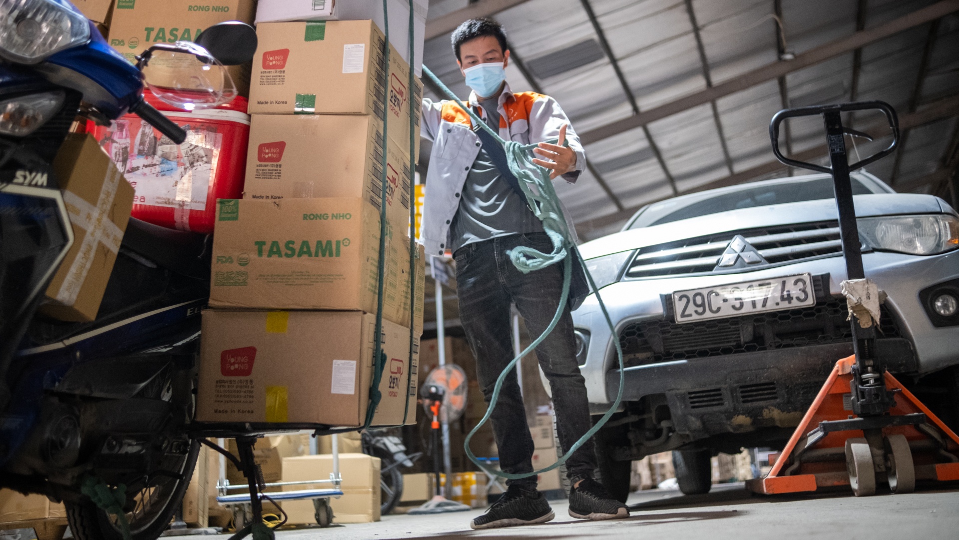 Shipper vượt hàng chục chốt kiểm dịch ảnh 9 Shipper vuot hang chuc chot kiem dich anh 9