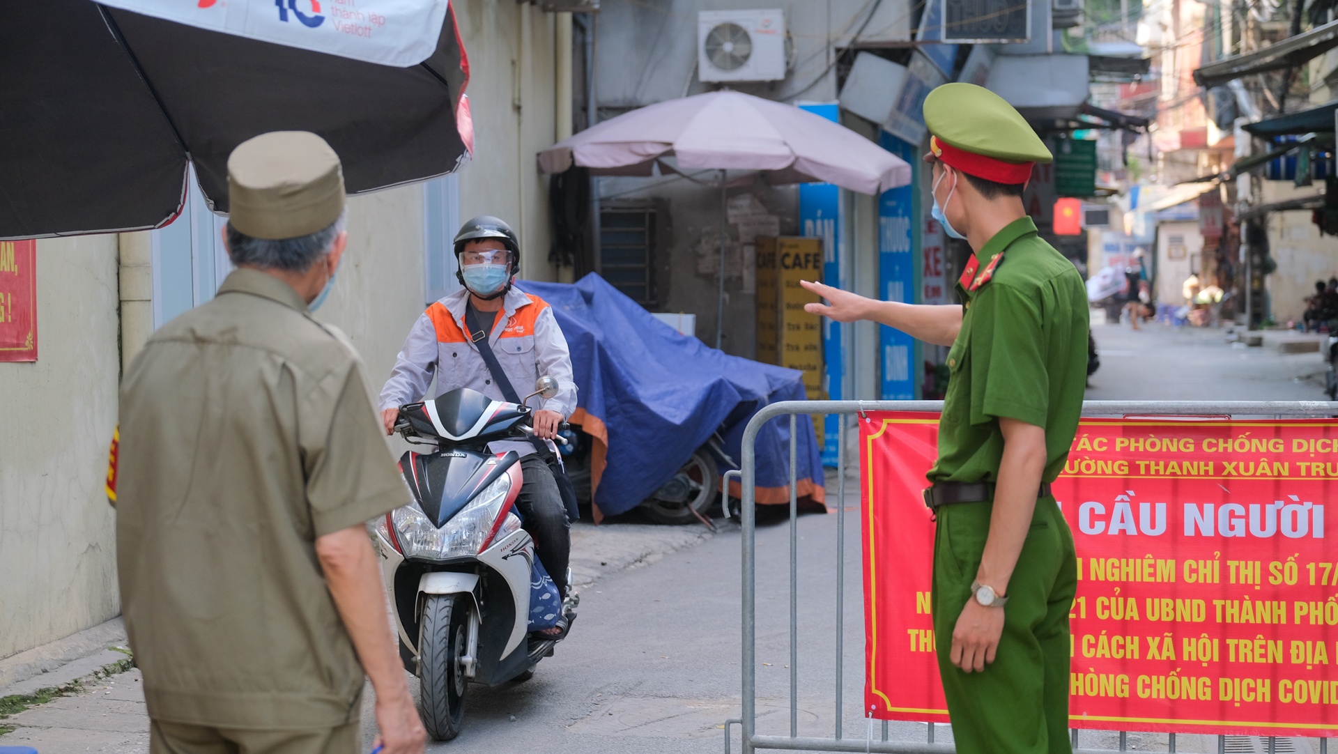 Shipper vượt hàng chục chốt kiểm dịch ảnh 15 Shipper vuot hang chuc chot kiem dich anh 15