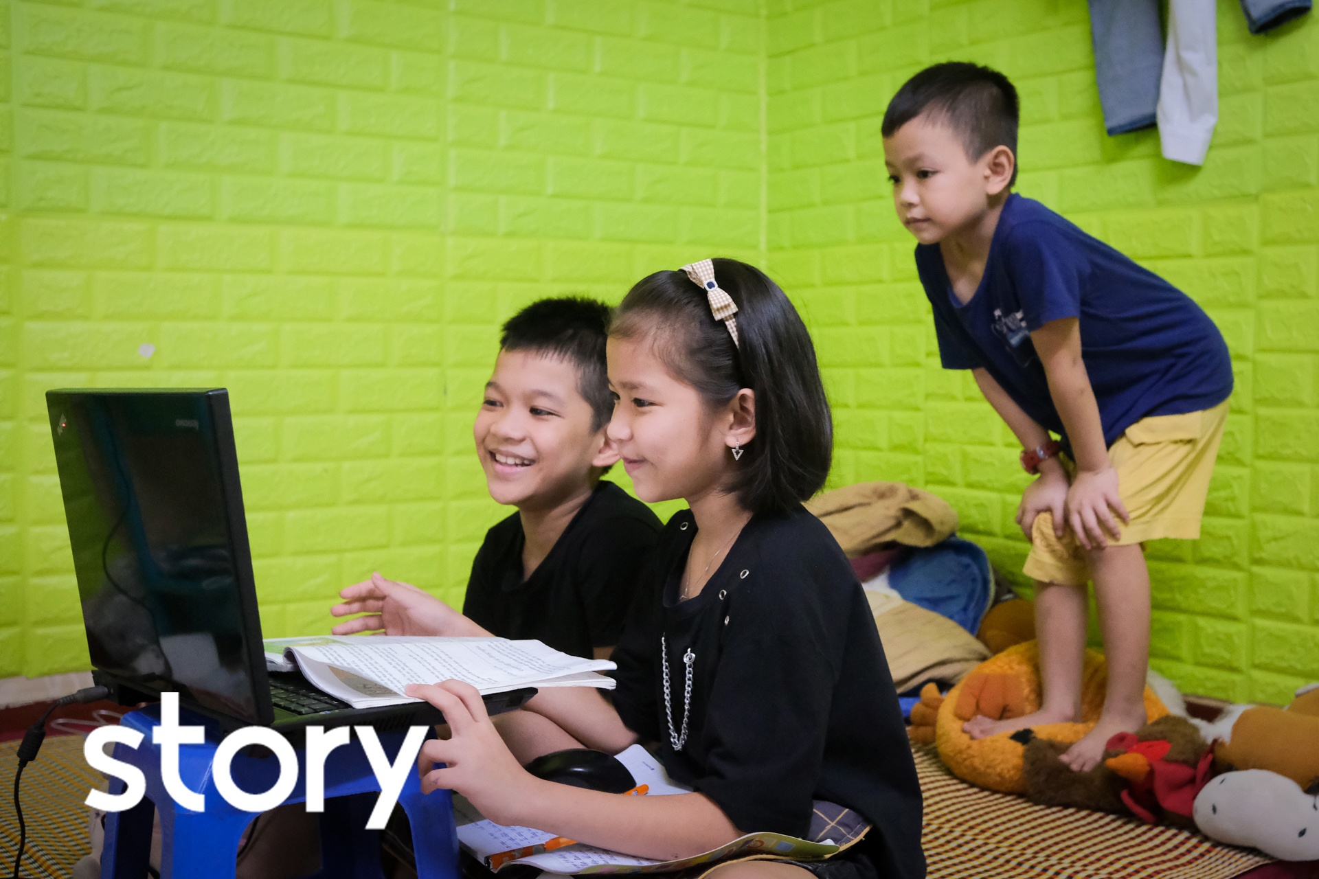 Chiec laptop khong hoan hao giup tre em ngheo hoc online hinh anh