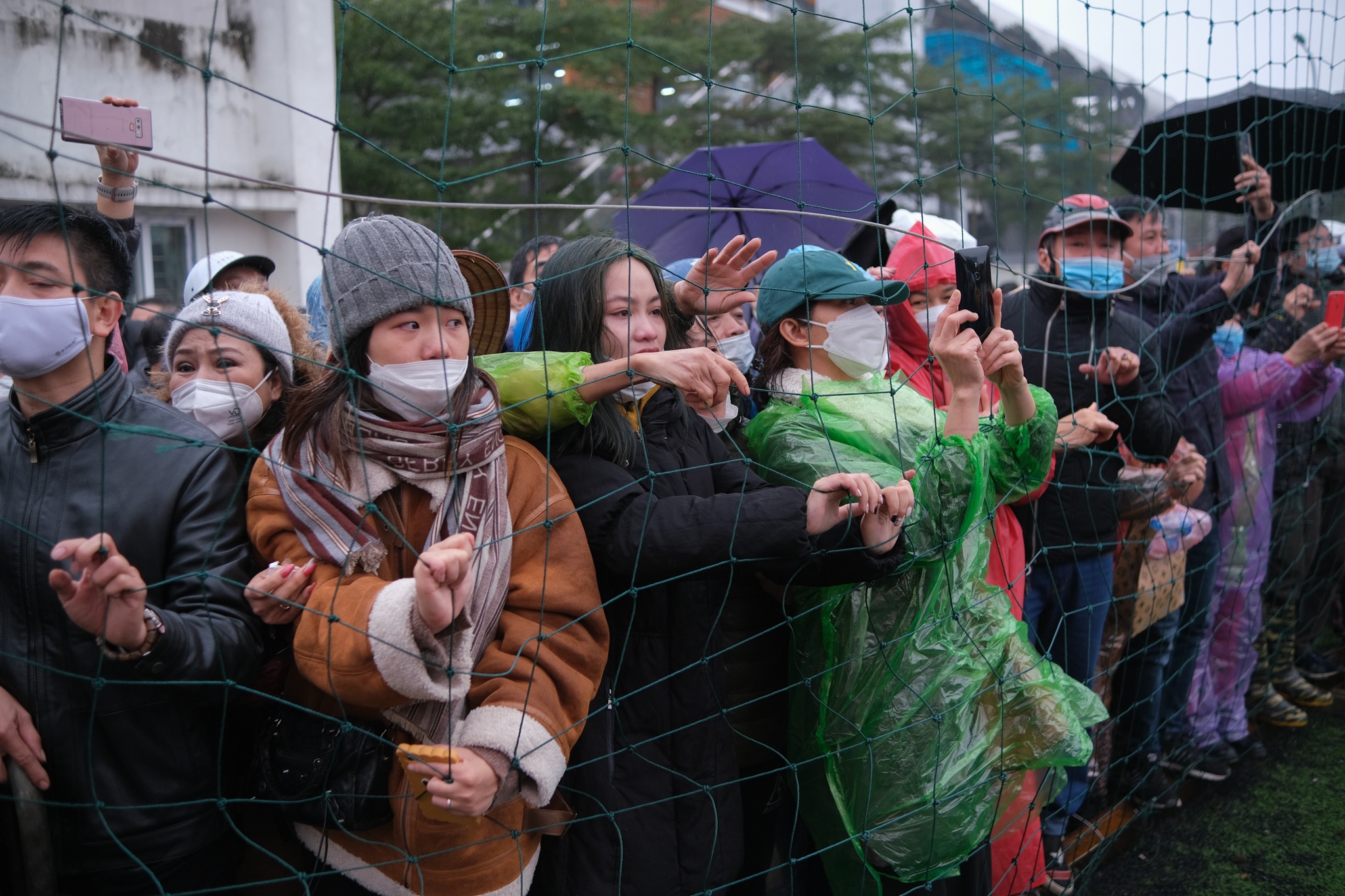Nguoi than tien tan binh nhap ngu qua luoi chan hinh anh