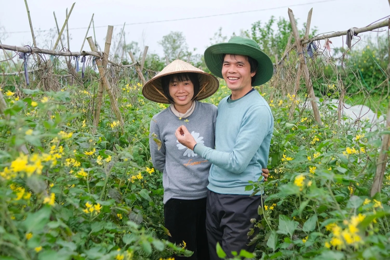 Vo chong tien si bo viec, ve que lam nong dan hinh anh