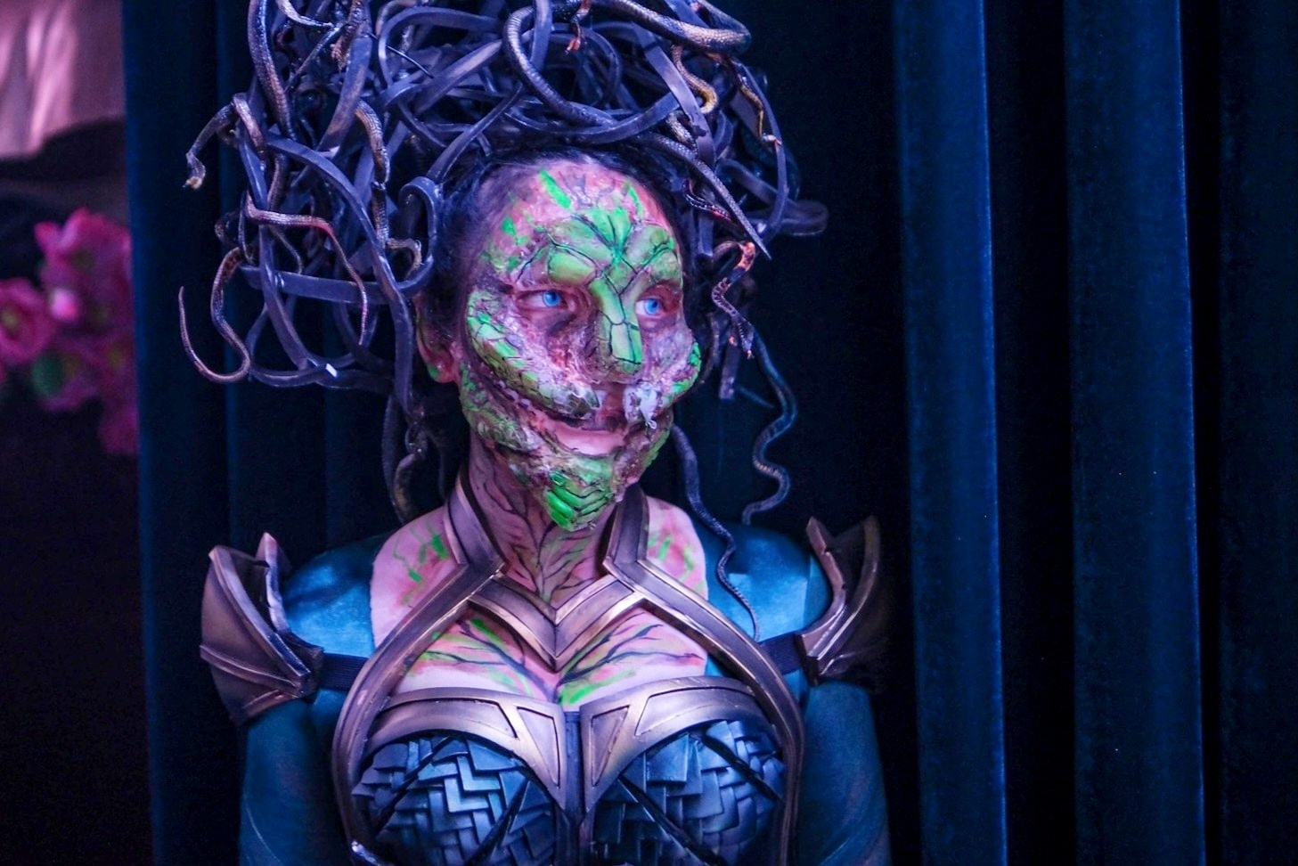 Bo hang chuc trieu dong hoa trang kinh di hinh anh