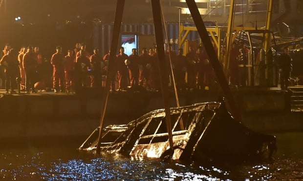 Hanh khach danh tai xe, xe buyt lao xuong song o Trung Khanh hinh anh