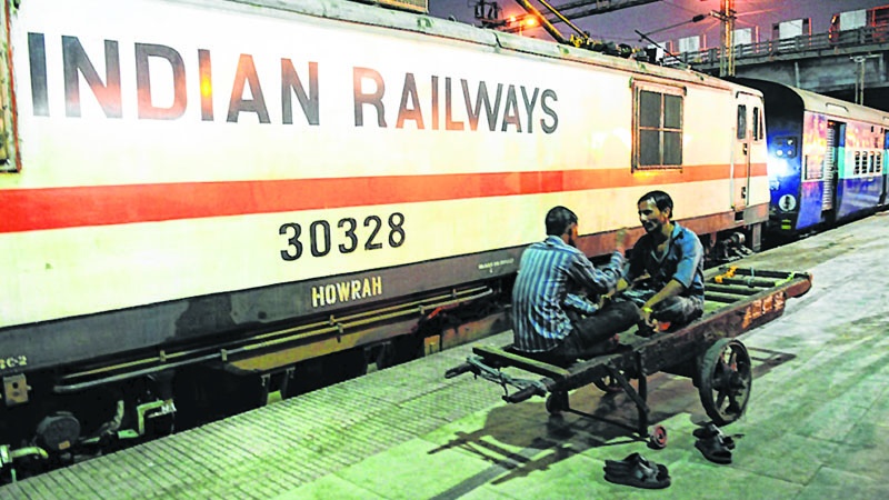 Gan 50.000 nguoi chet vi va cham tau hoa, An Do xay 3.000 km rao chan hinh anh