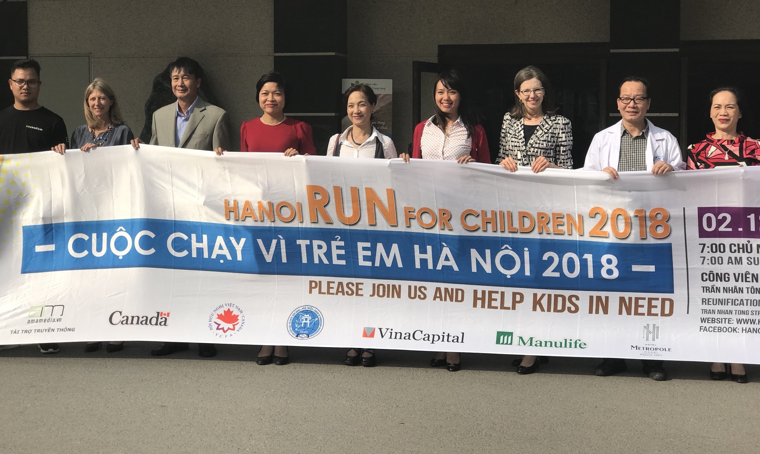 Dai su Canada tham Benh vien Nhi anh 1