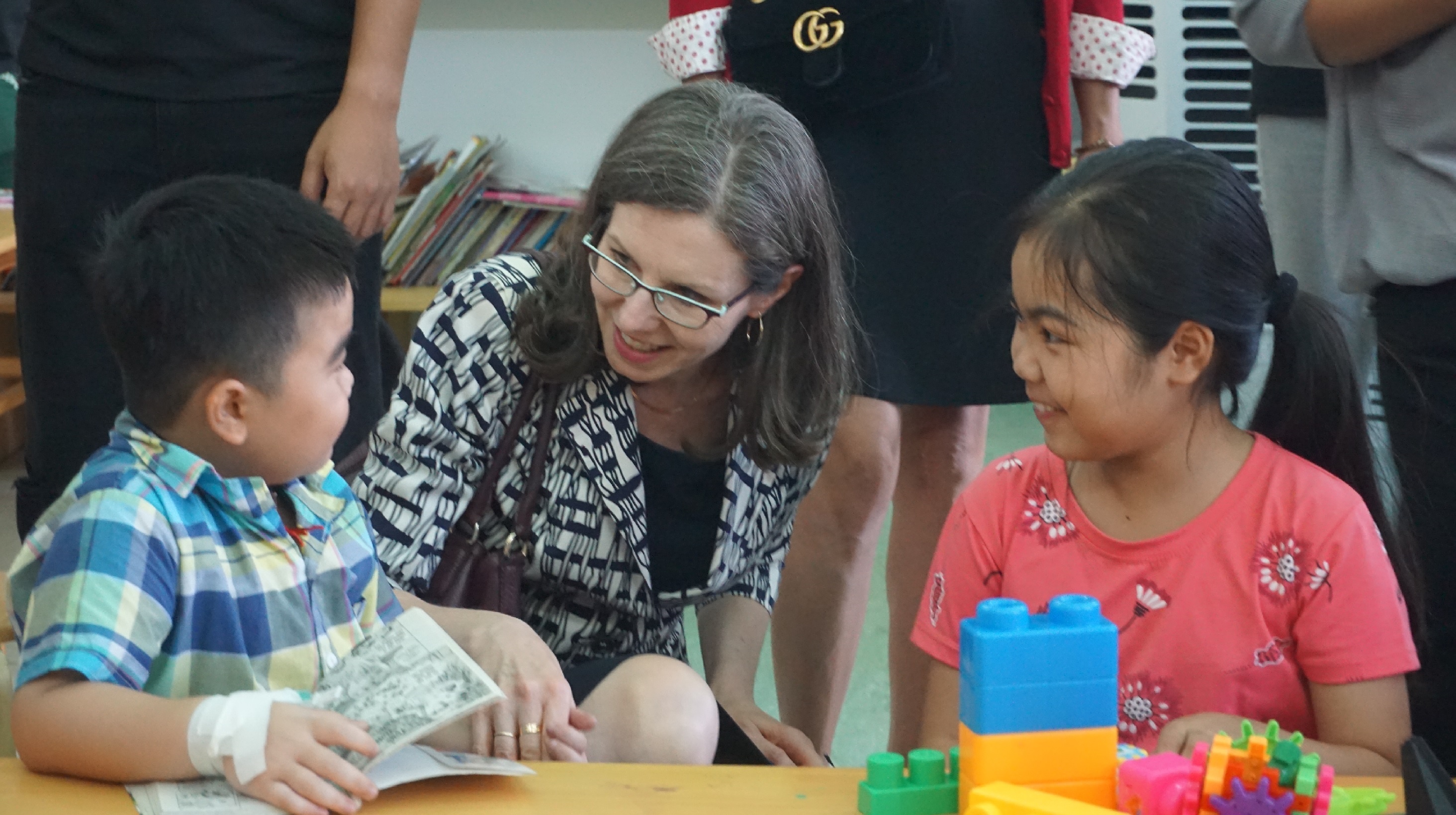 Dai su Canada tham va tang qua cho cac em nho tai Benh vien Nhi TW hinh anh