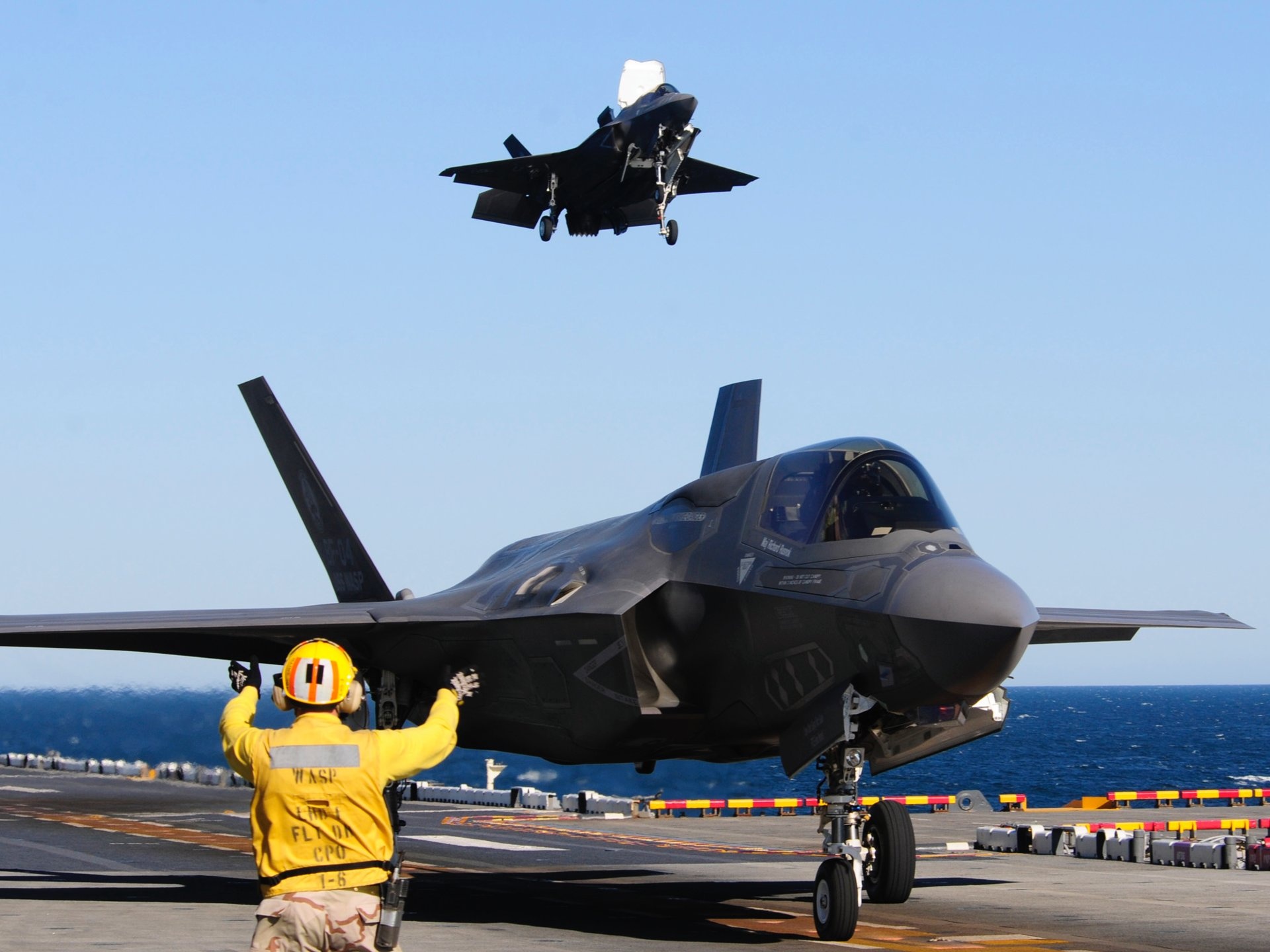 Nhat Ban cai tao tau san bay cho may bay F-35 anh 1