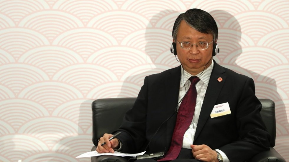 Quan chuc TQ tuyen bo hien phap nuoc nay ap dung ca o Hong Kong hinh anh