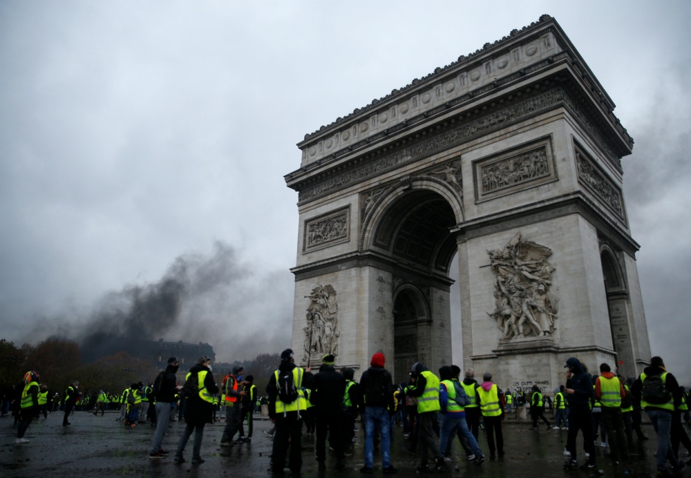 Khai Hoan Mon tan hoang - nhuong bo cua Macron du xoa diu? hinh anh