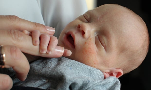 Em be dau tien ra doi tu tu cung nguoi chet duoc cay ghep hinh anh