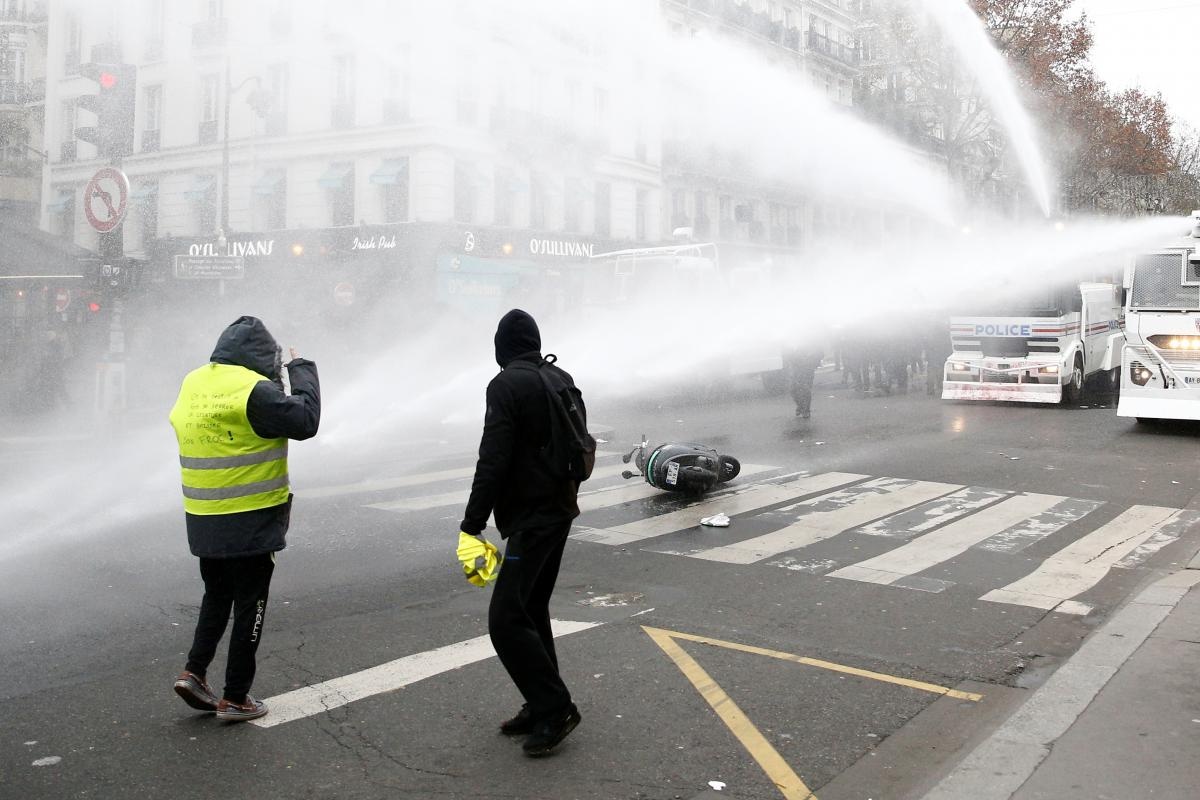 Canh sat Phap dung hoi cay tran ap nguoi bieu tinh anh 8