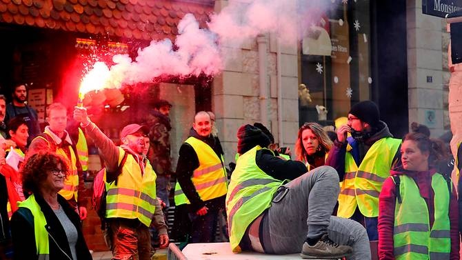 Nguoi bieu tinh 'ao khoac vang' dot tram thu phi tren cao toc o Phap hinh anh