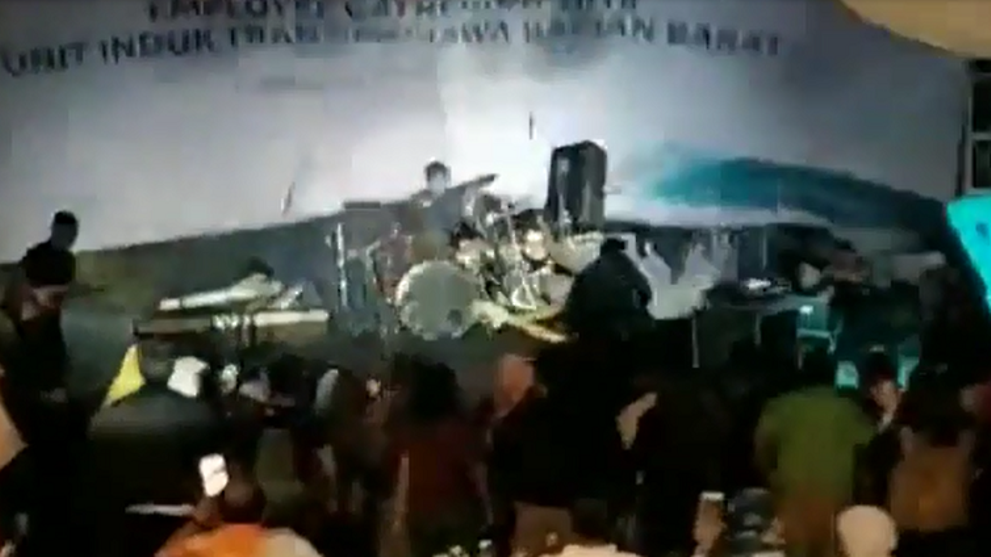 Giay phut song than ap den buoi bieu dien nhac rock tai Indonesia hinh anh