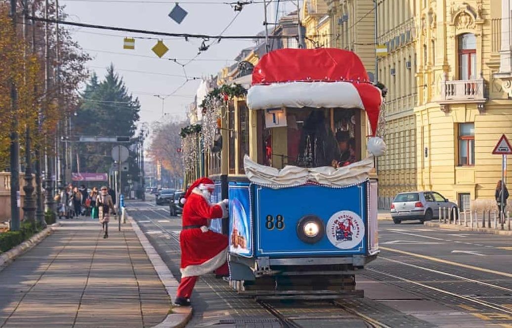 Phuong tien cong cong 'thay ao' don Giang sinh khap the gioi hinh anh