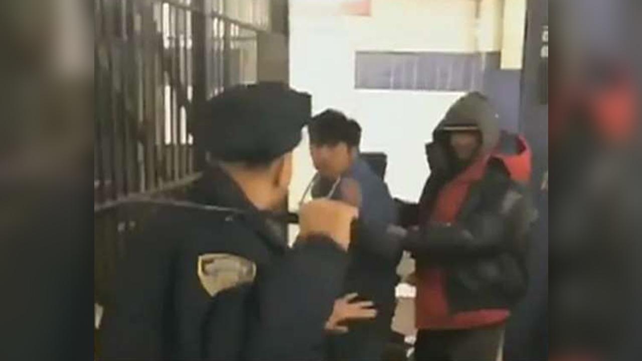 Vien canh sat New York noi tieng vi mot minh chong tra 5 ke say ruou hinh anh