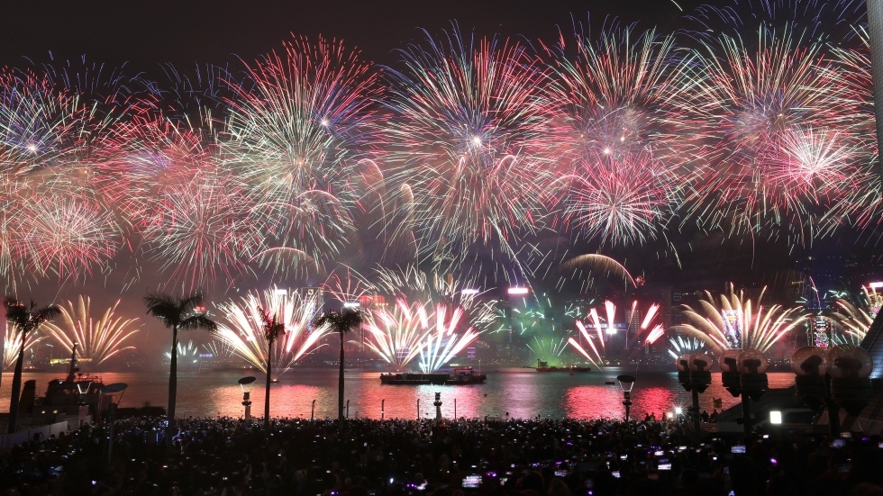 Phao hoa man nhan tren vinh bien Hong Kong hinh anh