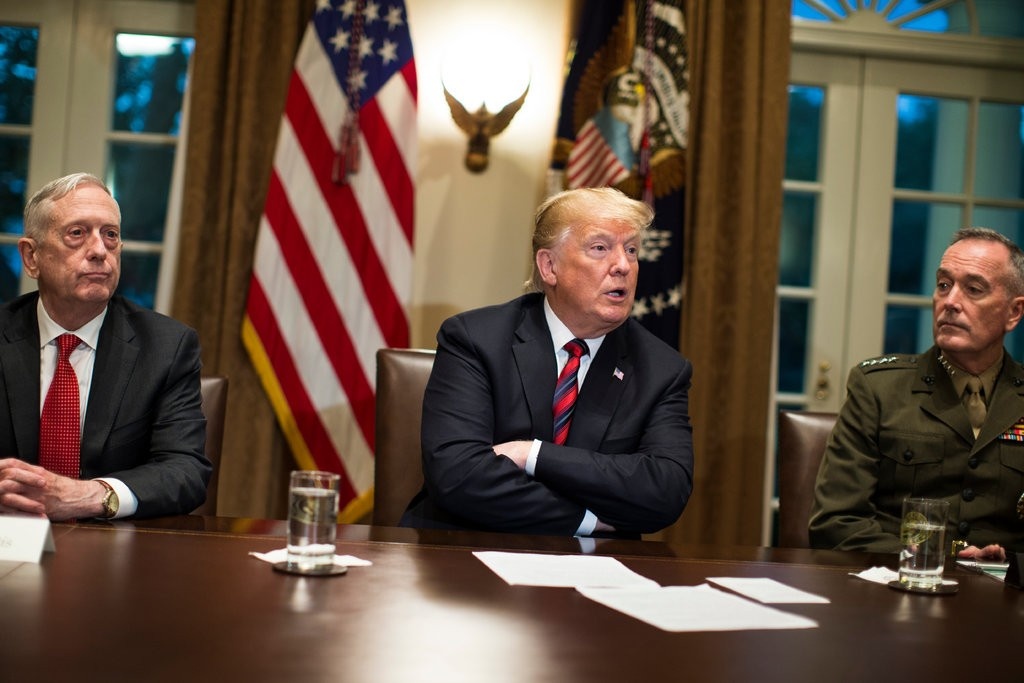 Tong thong Trump va cac tuong linh quan doi anh 1