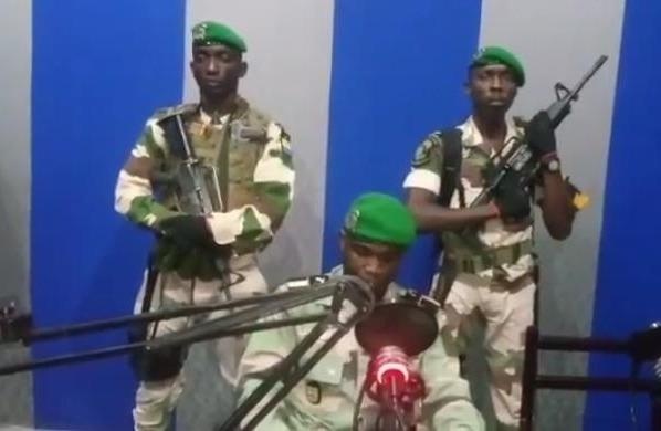 Dao chinh o Gabon that bai, 4 binh si bi bat giu hinh anh