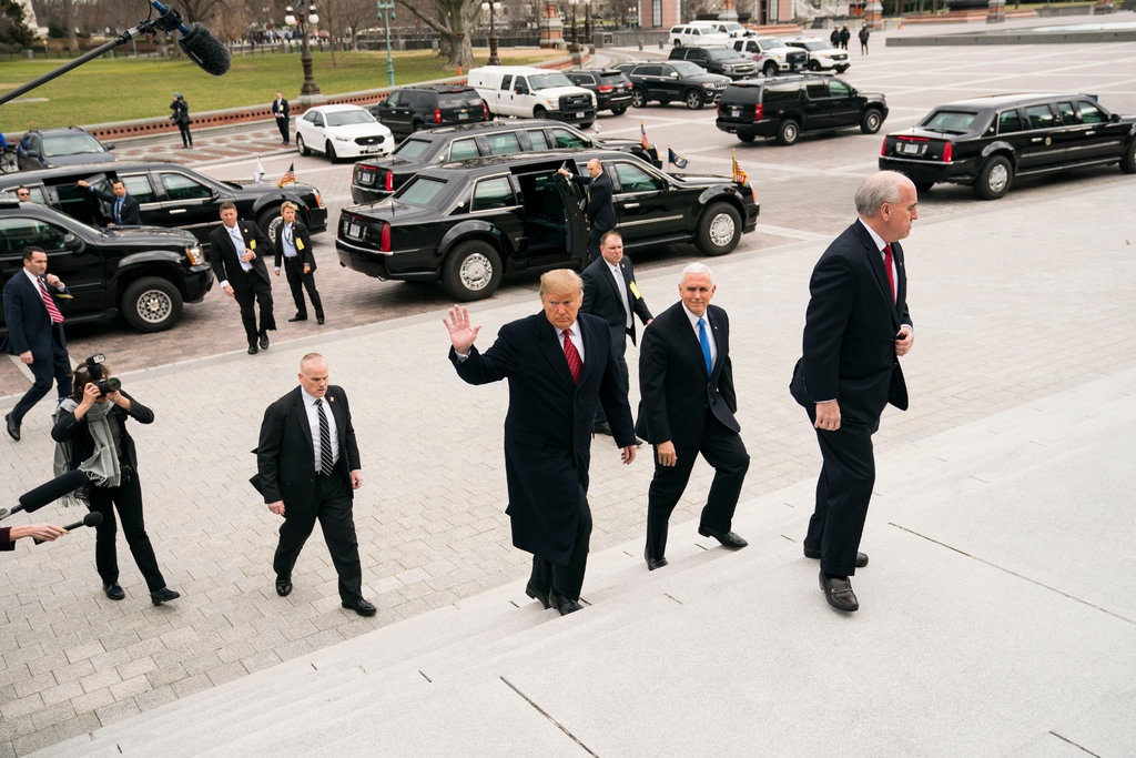 Trump dong cua chinh phu anh 1