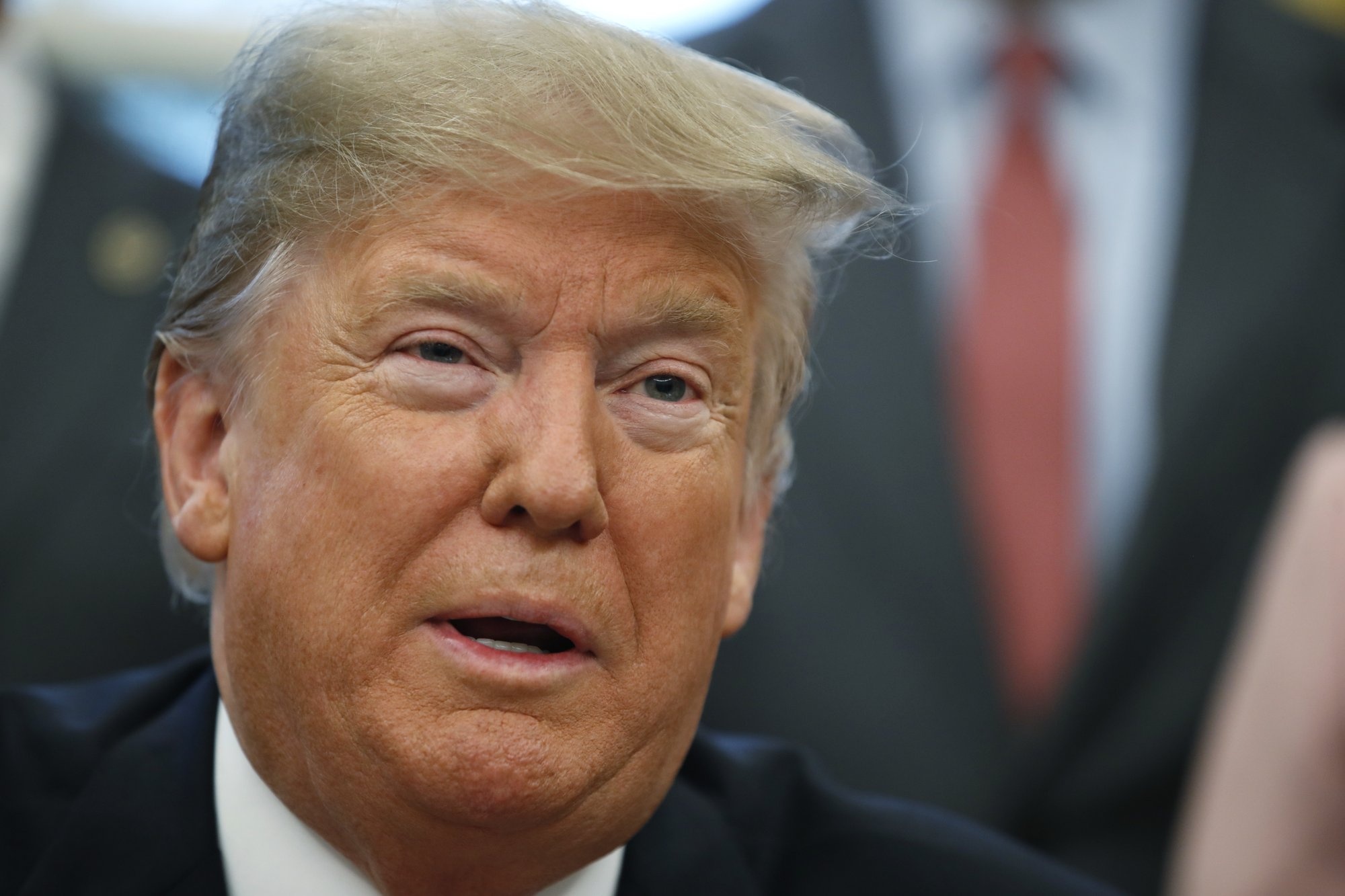 TT Trump dap ban, bo ve trong cuoc gap voi phe Dan chu hinh anh