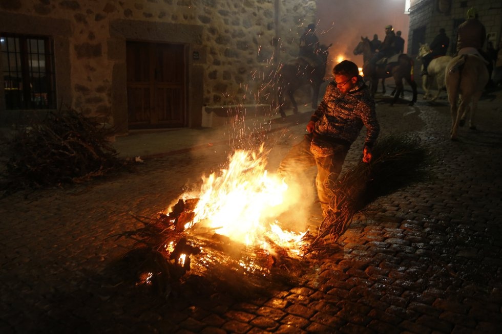 le hoi cuoi ngua nhay qua lua Tay Ban Nha anh 4