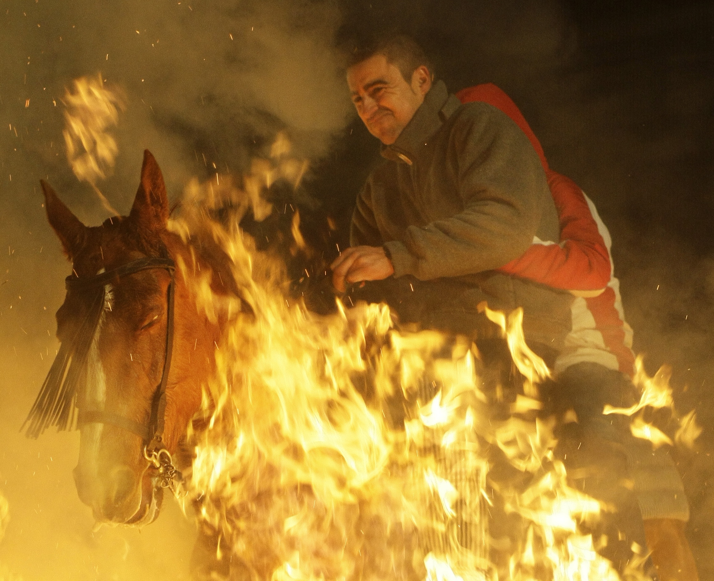 le hoi cuoi ngua nhay qua lua Tay Ban Nha anh 12