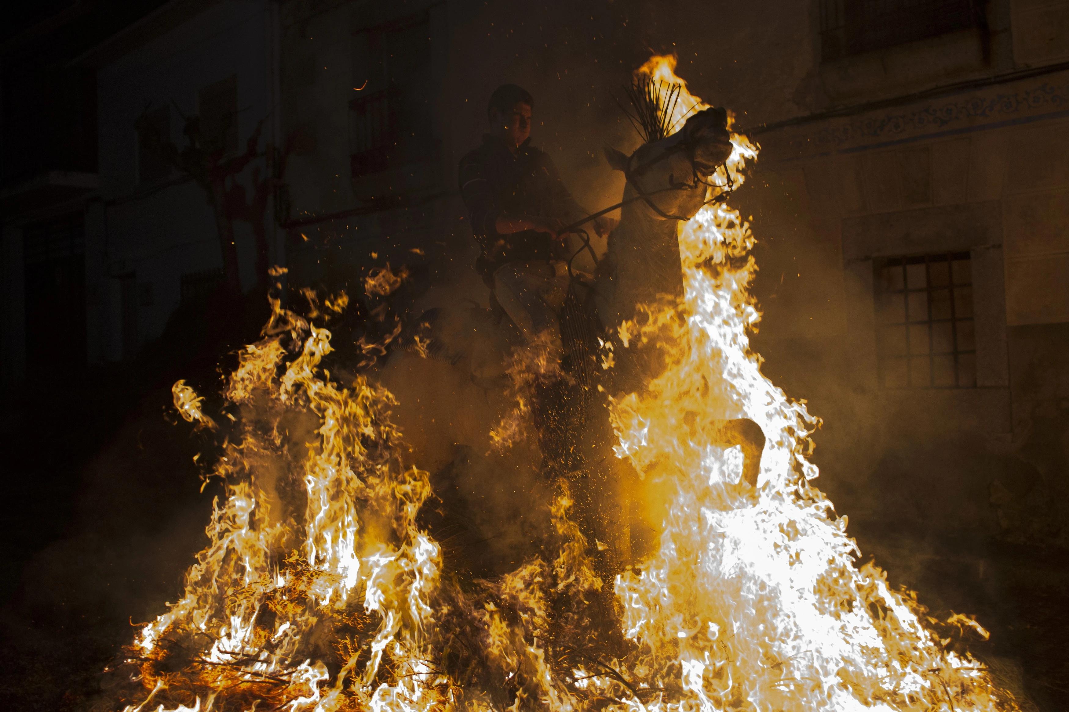 le hoi cuoi ngua nhay qua lua Tay Ban Nha anh 8