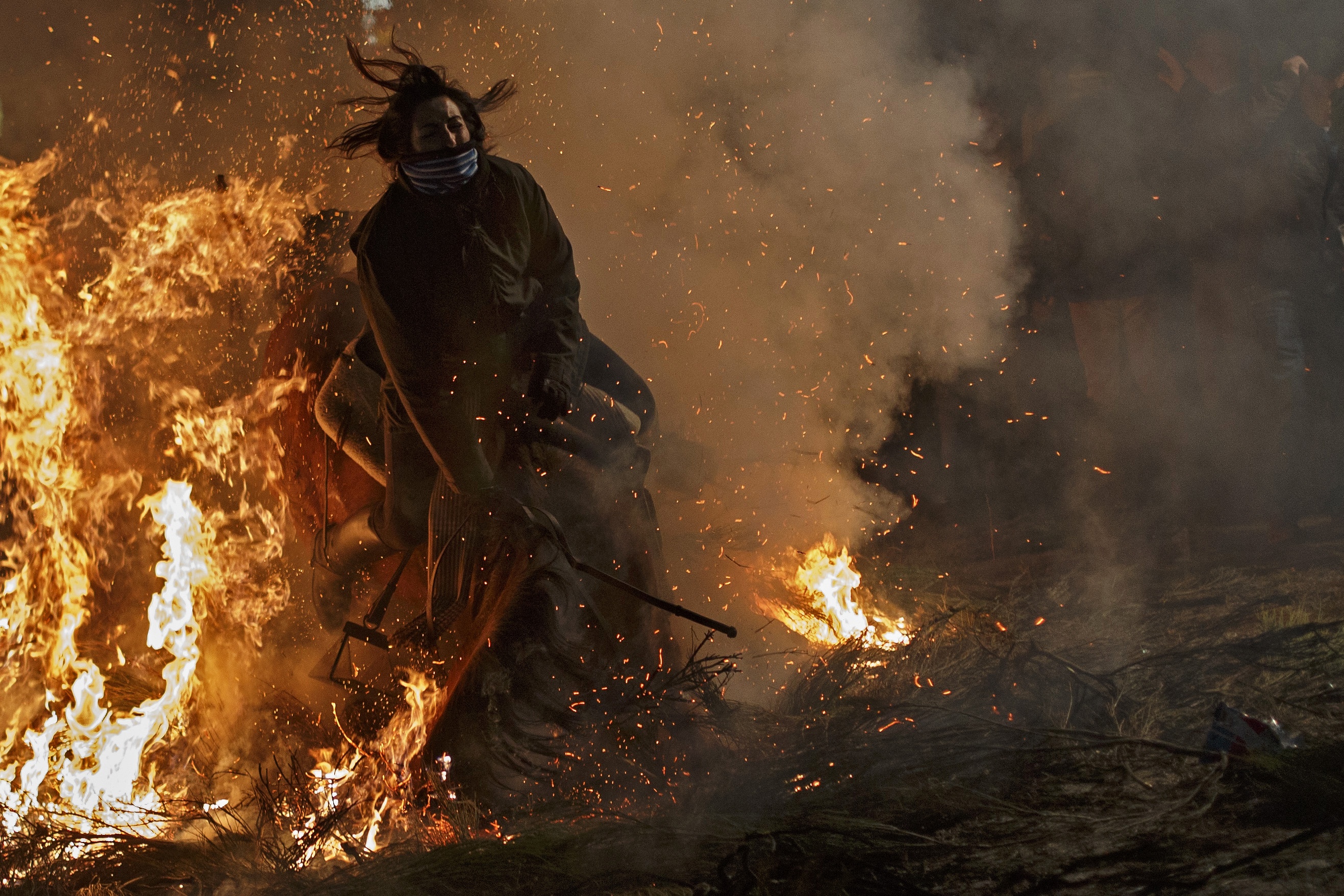 le hoi cuoi ngua nhay qua lua Tay Ban Nha anh 9