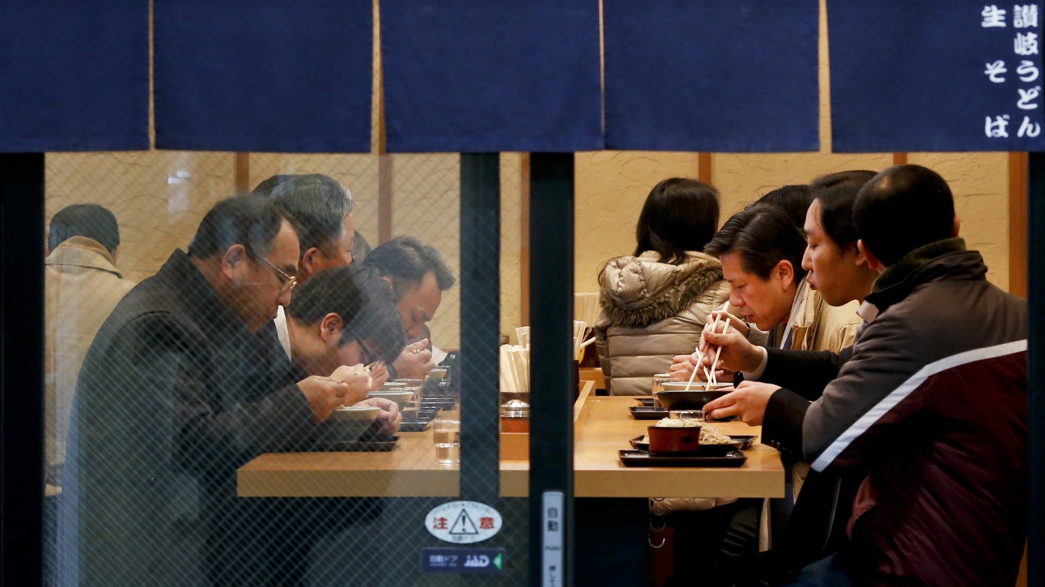 tau dien Tokyo cho khach an my mien phi anh 1