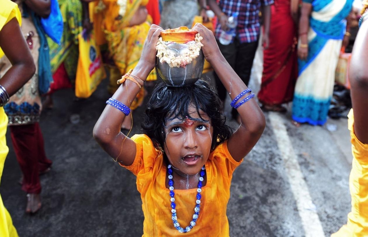 Nguoi An Do an trom sua de cau may cho phim hinh anh