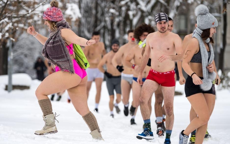 Mac do boi thi chay giua tuyet trang tai Serbia hinh anh