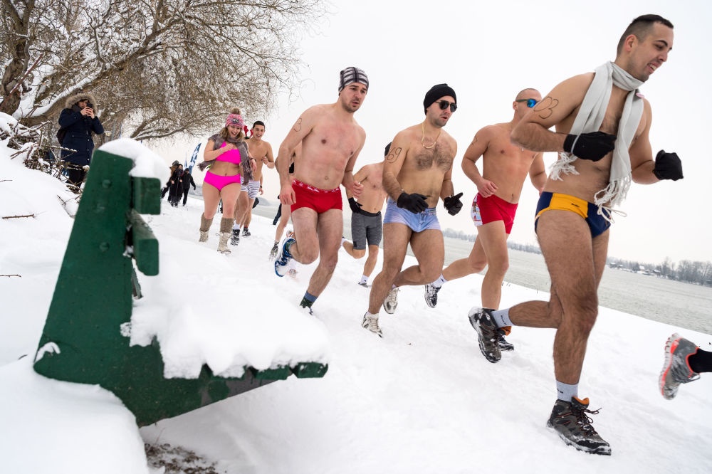 mac do boi thi chay tren tuyet anh 8