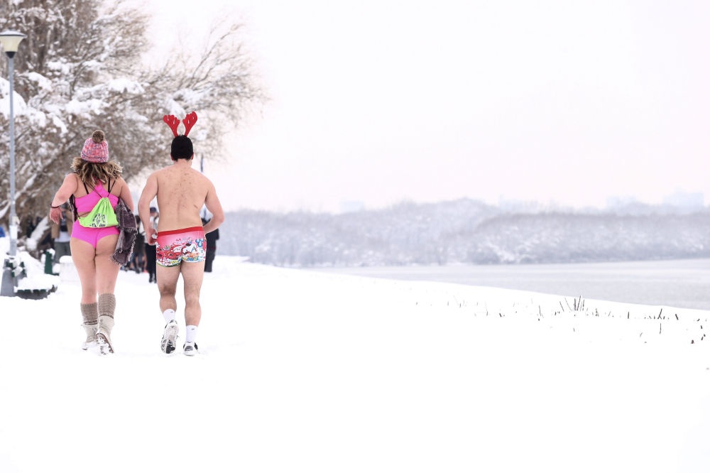 mac do boi thi chay tren tuyet anh 10