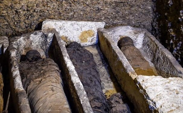 Nhung xac uop bi an trong ngoi mo co Ai Cap hinh anh